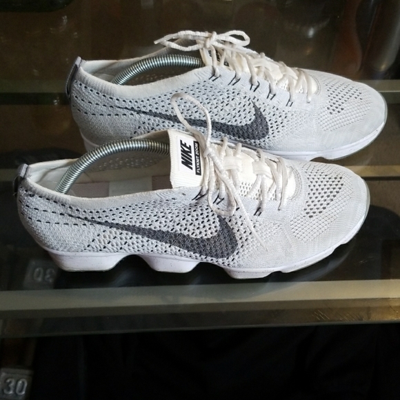 nike flyknit tennis shoes